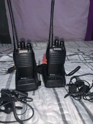 Rádio de Comunicação Baofeng BF-777S + 2 bases + 2 fones.