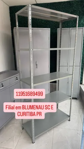 Estantes de aço