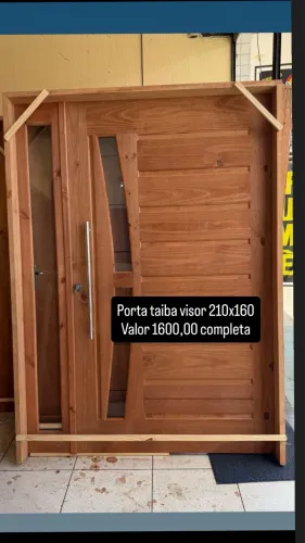 Portas e janelas de madeira 