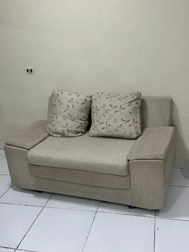 Sofá 2 lugares com 2 almofadas para encosto