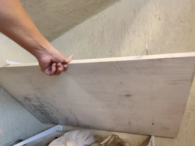 Prateleira de madeira resistente Pintada na cor bege usada