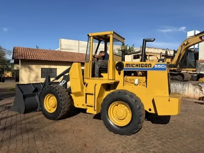 Vende-se Pá Carregadeira Michigan 55C CL 1998 - ( Não existe Outra ).