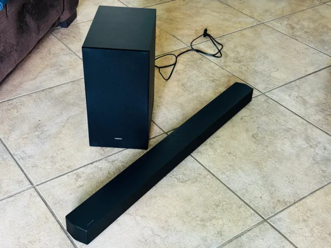 Soundbar Samsung HW-B550 ? 410W RMS, Bluetooth, Subwoofer