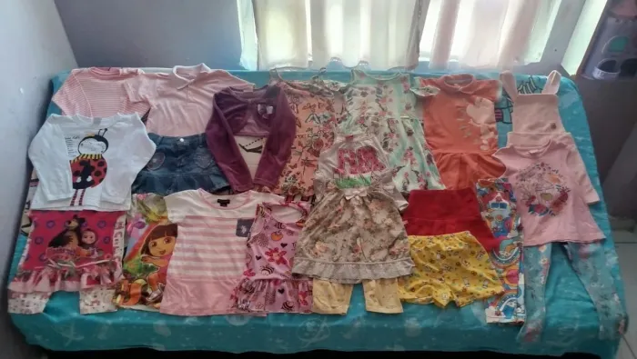 Lote de menina com 20 peças tamanho 2 anos