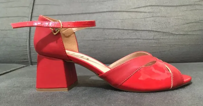 Sandália Sfizia Shoes de Salto Grosso Vermelha em Napa e Verniz - número 36 - NOVA