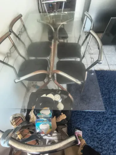 Mesa de jantar retangular com 6 cadeiras. Tampo de vidro