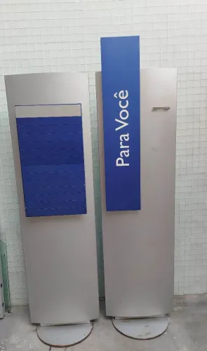 Totem metálico