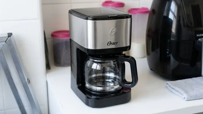 Cafeteira Oster inox compacta, 110V