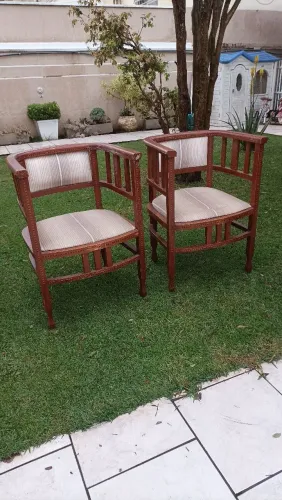 Par de Poltronas modelo meia lua com marchetaria