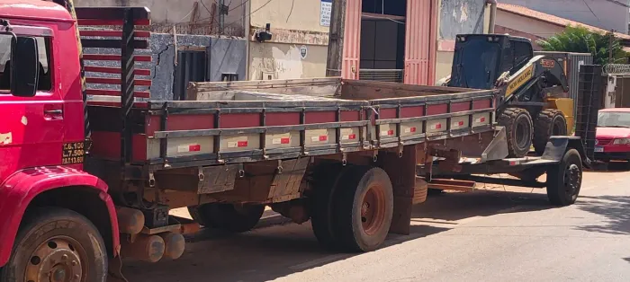Vende-se carroceria de madeira falar com Jr. *