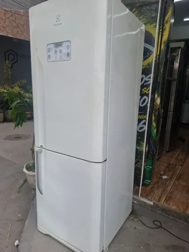 Geladeira Electrolux Inverse branca