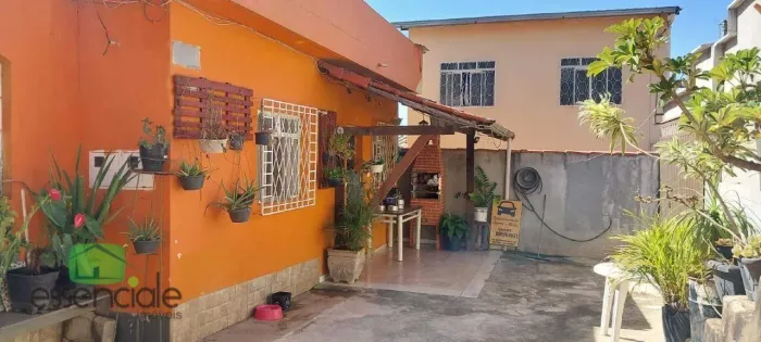 Casa com 2 moradias no bairro Califórnia Ideal para morar e investir!