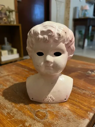 Cabeça de boneca antiga da marca alemã Minerva em metal