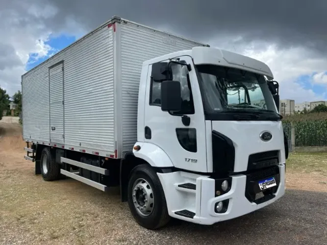 ford cargo 1719 toco 4x2 baú ano 2013