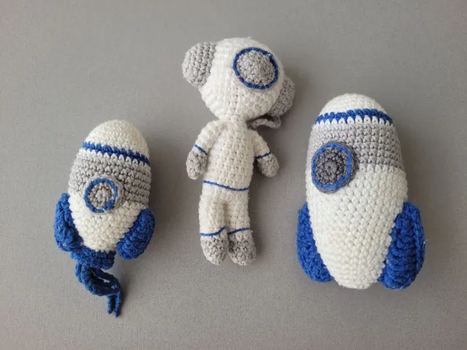Kit 3 Amigurumis de Crochê - Astronauta e Foguetes