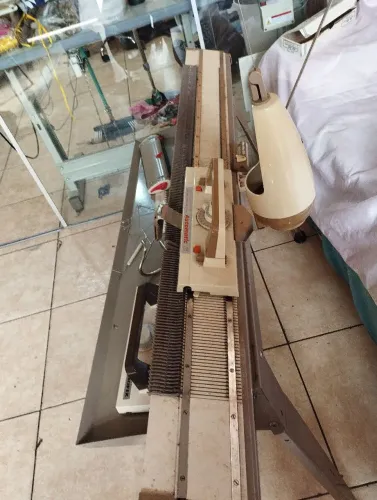 Máquina de Tricô Manual com Acessórios 