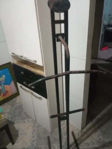 Arara de roupas de ferro