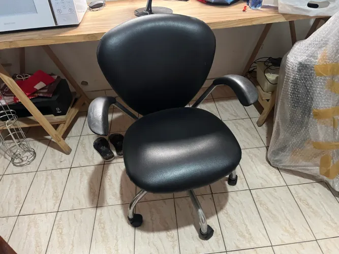 Oportunidade! Cadeira de escritório confortável e com design moderno.