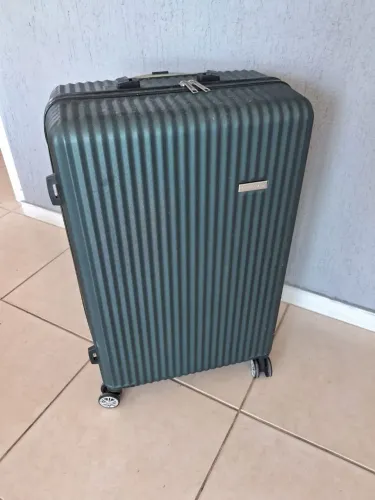 Mala para viagem rígida. Medidas:<br>Alt: 72cm<br>Larg: 47cm<br>Prof: 29cm