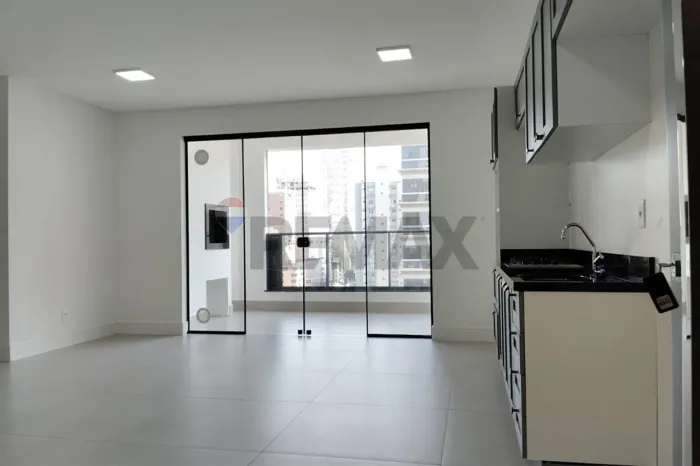 Apartamento de 3 suítes e 3 vagas para locação na Meia Praia