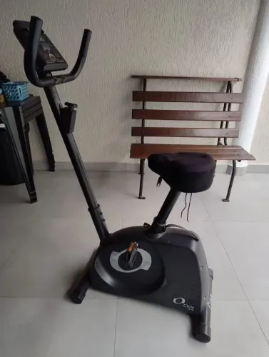 Bicicleta Ergométrica Residencial com Monitor Digital
