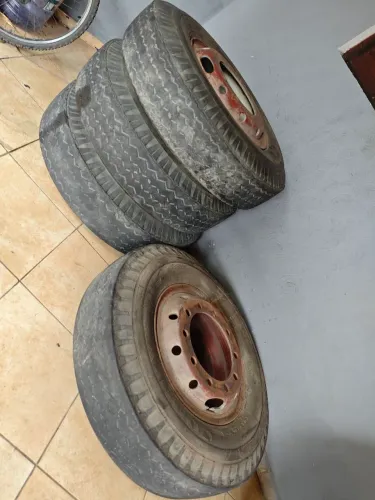 Pneus 900X20 - Rodas 10 furos - câmara e protetor