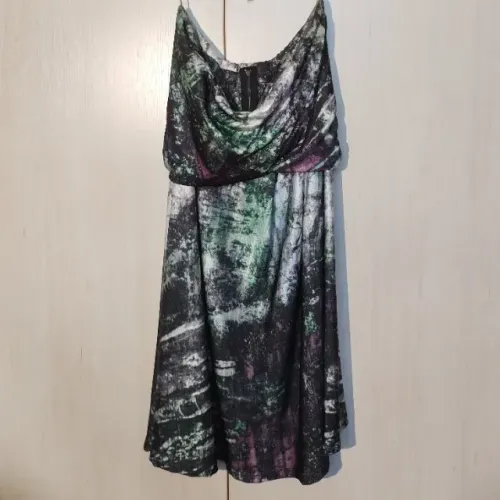 Vestido curto tomara que caia estampado verde e roxo Vide Bula