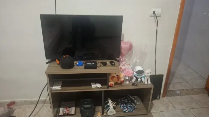 Tv 32 polegadas + aparelho q vira smart + rack 600