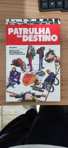 HQ Patrulha do Destino Pedaço por Pedaço Vol 1 - Capa Dura Panini
