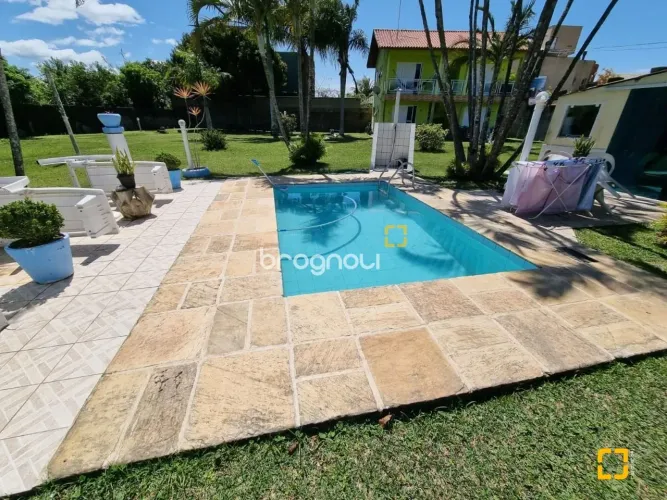 Pousada na Barra da Lagoa com amplo terreno próximo ao mar e canal.