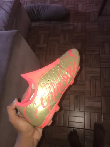 Chuteira original puma Neymar, campo tamanho 39 pra sair rápido 