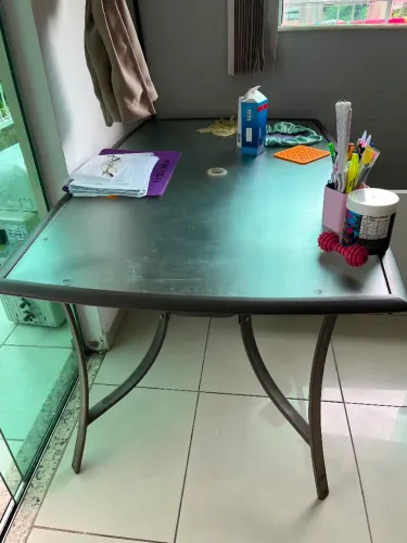 Mesa área externa mas serve para sala de janta. 