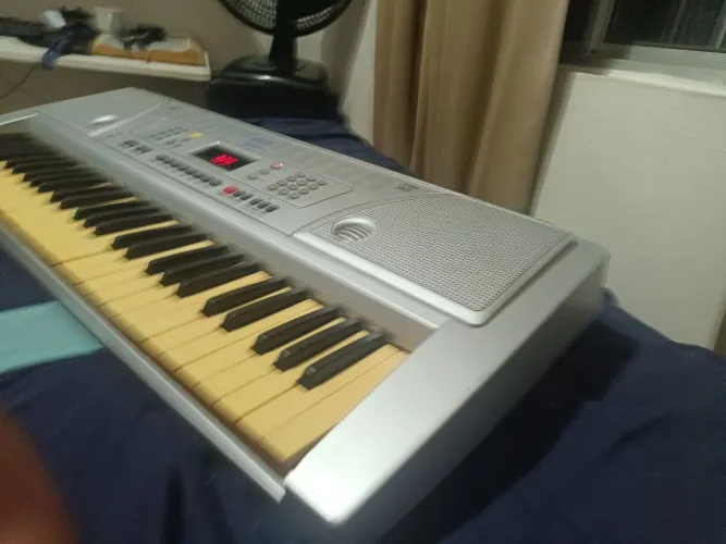 ....Teclado músical profissional e estudante 61 teclas csr 2172 cor prateado usado