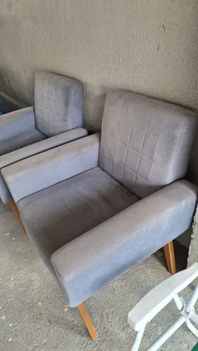 2 poltronas com pes de madeira