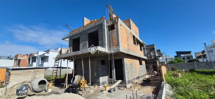 Casa a financiável a venda á 450 metros do mar no Campeche, Florianópolis SC.