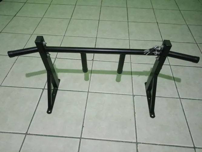Barra fixa de parede com suporte para saco de pancada.