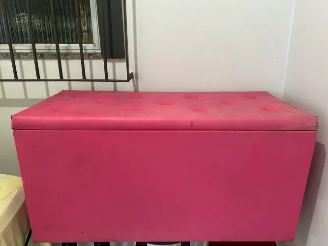 Baú Puff cheio de brinquedos
