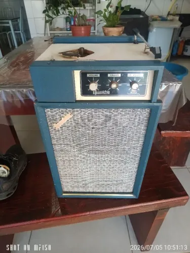 Vendo uma toca disco antigo anos 60. marca sonata não funciona falta o prato 