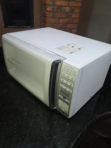Microondas da marca Electrolux 32 litros bem novinho.
