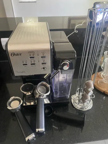 Cafeteira Oster Primalatte Preta/Inox completa com todos acessórios 220v