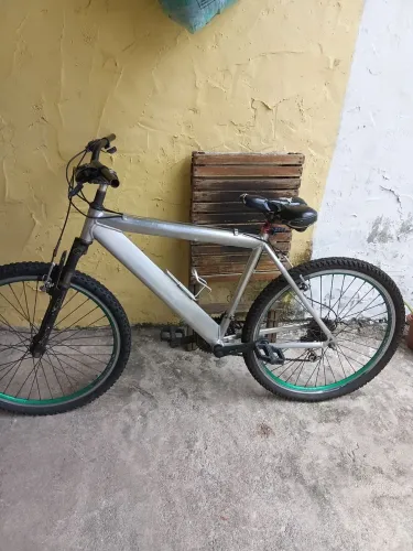 Vendo uma bicicleta aro 26 de alumínio só está faltando o banco e a janse traseira