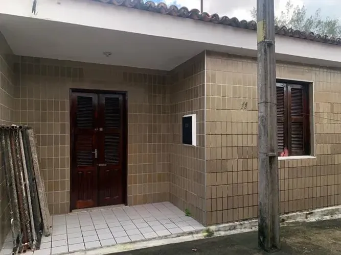 Casa forrada com 2 quartos, sala, cozinha, um banheiro e quintal, em uma excelente localiz