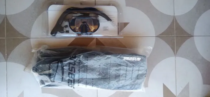 Vendo um combo de máscara com snorkel e nadadeiras NOVOS.