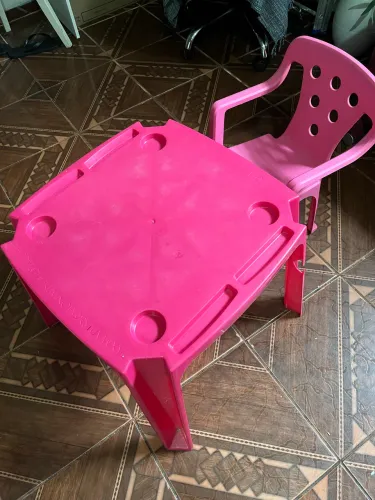 Mesinha e cadeira infantil para estudos rosa