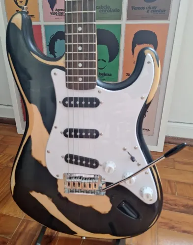 Guitarra Fender Squier Stratocaster TUNADA Alnico 5 + ponte pivô + capa