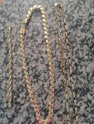 Vendo 2 cordão e uma pulseira de moeda antiga