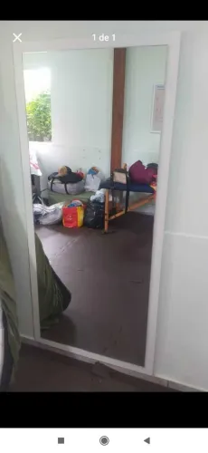 Espelho com moldura branca