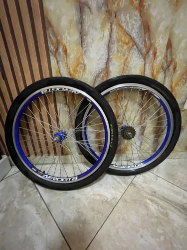 Par de rodas aro 24 AEROGTB pneu Pirelli e câmera de ar kenda flame