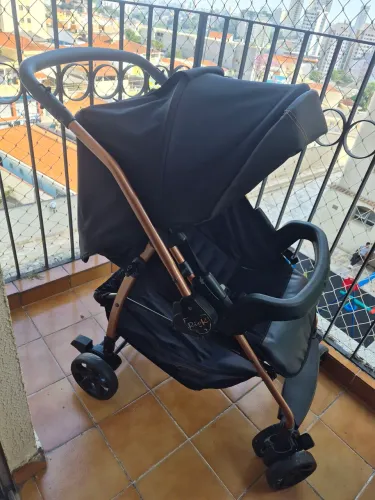 Carrinho com bebê conforto Burigotto