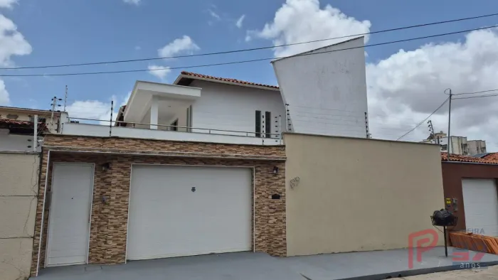 Casa residencial para venda no valor R$ 900.000,00 e locação no valor R$ 8.200,0